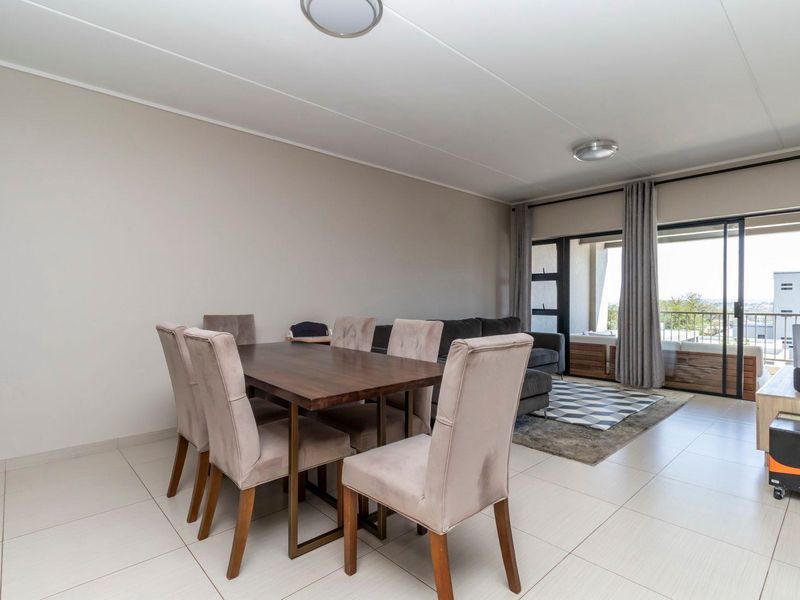 Home to a discerning professional - Photo 6