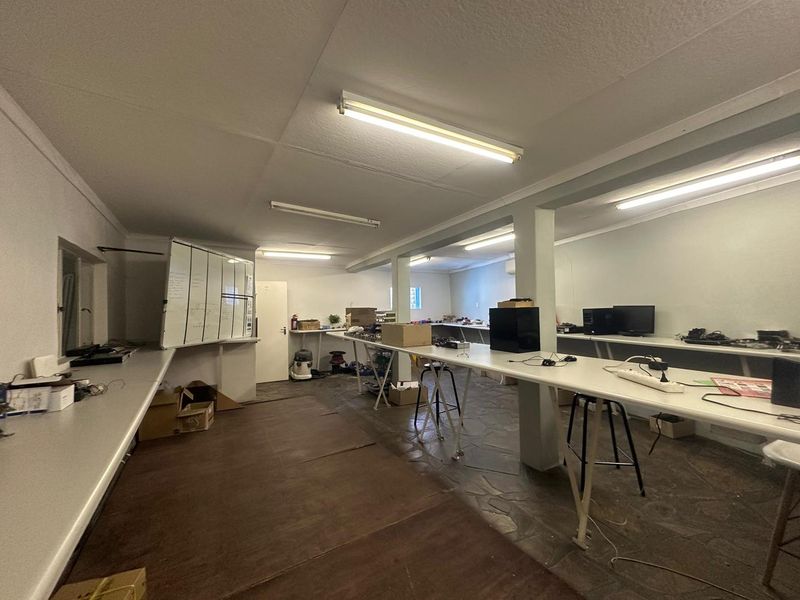 🏡 Spacious Double-Storey Commercial Property for Sale - Photo 7