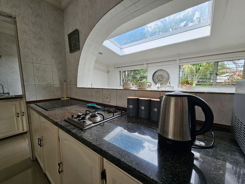 Elegant 5-Bedroom Family Home with Modern Comfort & Entertaining Spaces - Photo 7