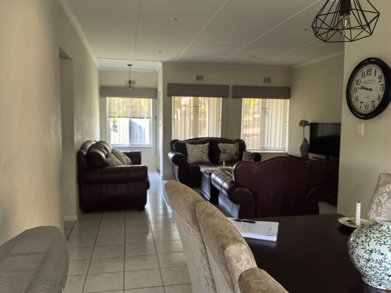 Spacious 3-Bed Family Home with Flatlet and Secure Garden - Photo 2