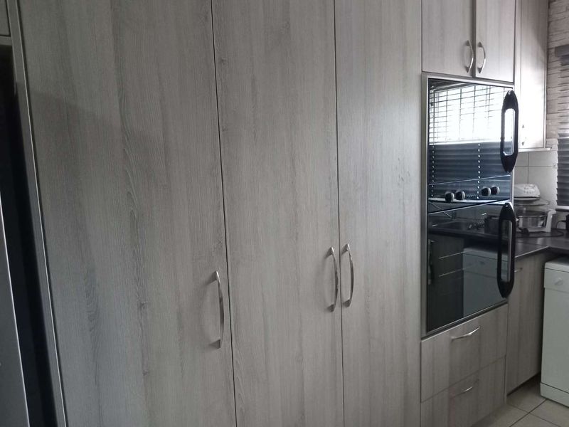 2 Bedroom  townhouse in small complex - Photo 7