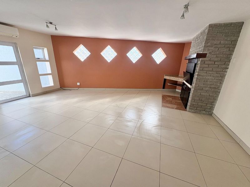 Townhouse To Let in Long Beach - Photo 4