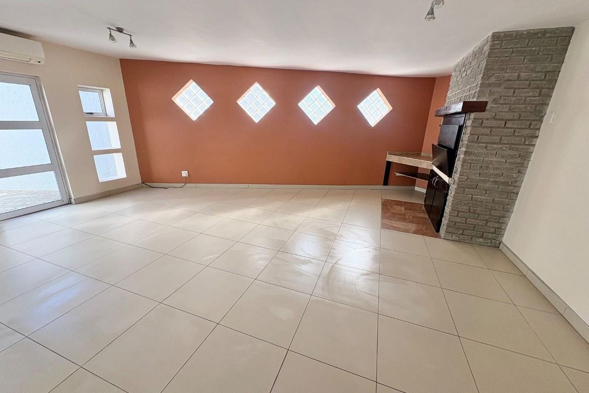 Townhouse To Let in Long Beach - Photo 4