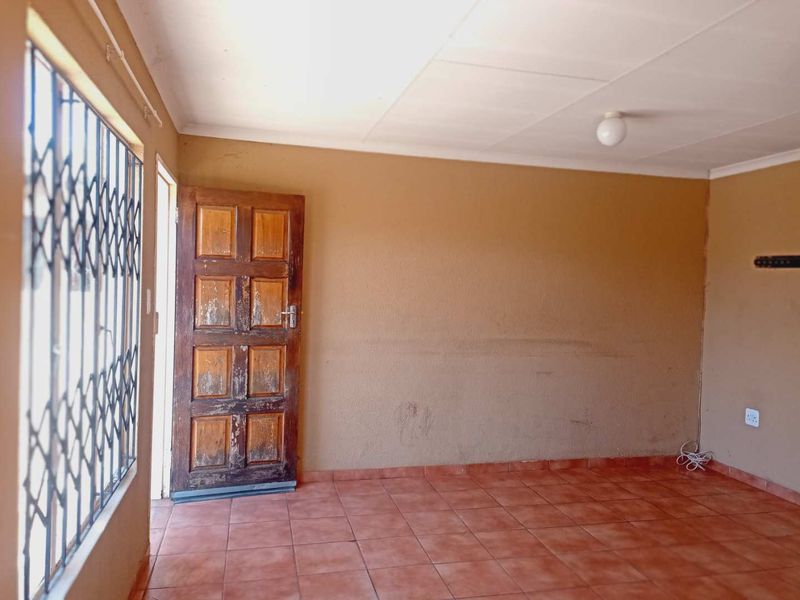 "Perfect Starter Home: 2 Beds Near Mams Mall!" - Photo 6