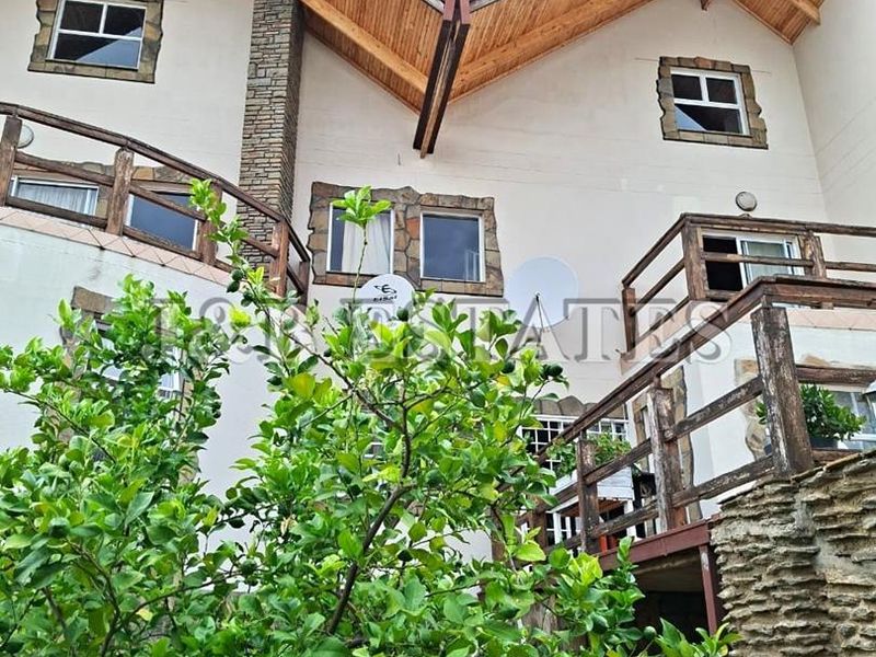 "Indulge in Opulence: Spacious Mansion with 5 Entertainment Areas!" - Photo 2