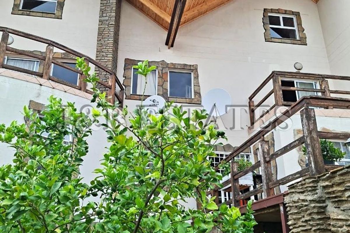 "Indulge in Opulence: Spacious Mansion with 5 Entertainment Areas!" - Photo 2