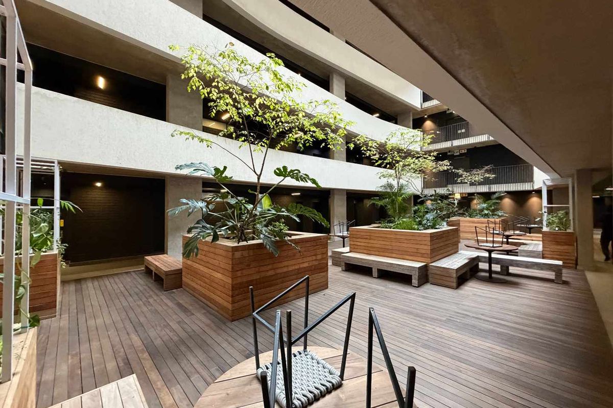 Modern Airbnb-Ready 1-Bedroom Apartment in an Upmarket 24/7 Concierge Building - Photo 4