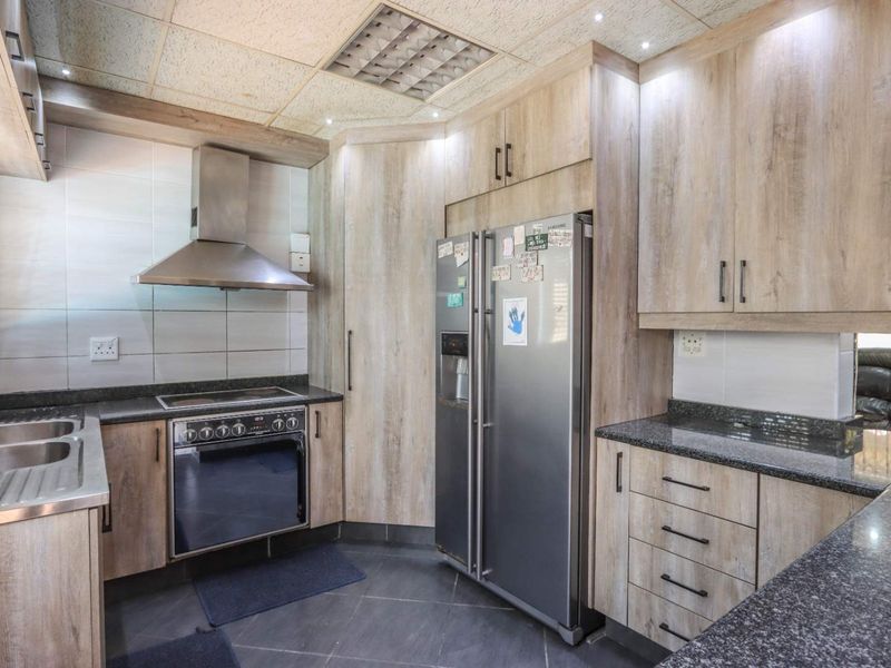 Spacious 4-Bedroom Family Home with Granny Flat, Pool & Entertainment Area - Photo 2