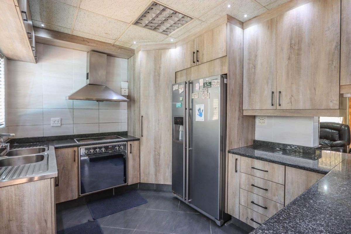 Spacious 4-Bedroom Family Home with Granny Flat, Pool & Entertainment Area - Photo 2