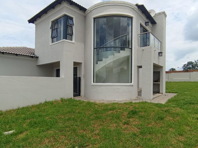 BLUE VALLEY GOLF ESTATE:  FAMILY HOME WITH 4 BEDROOMS ALL WITH EN-SUITE BATHROOMS - Photo 2