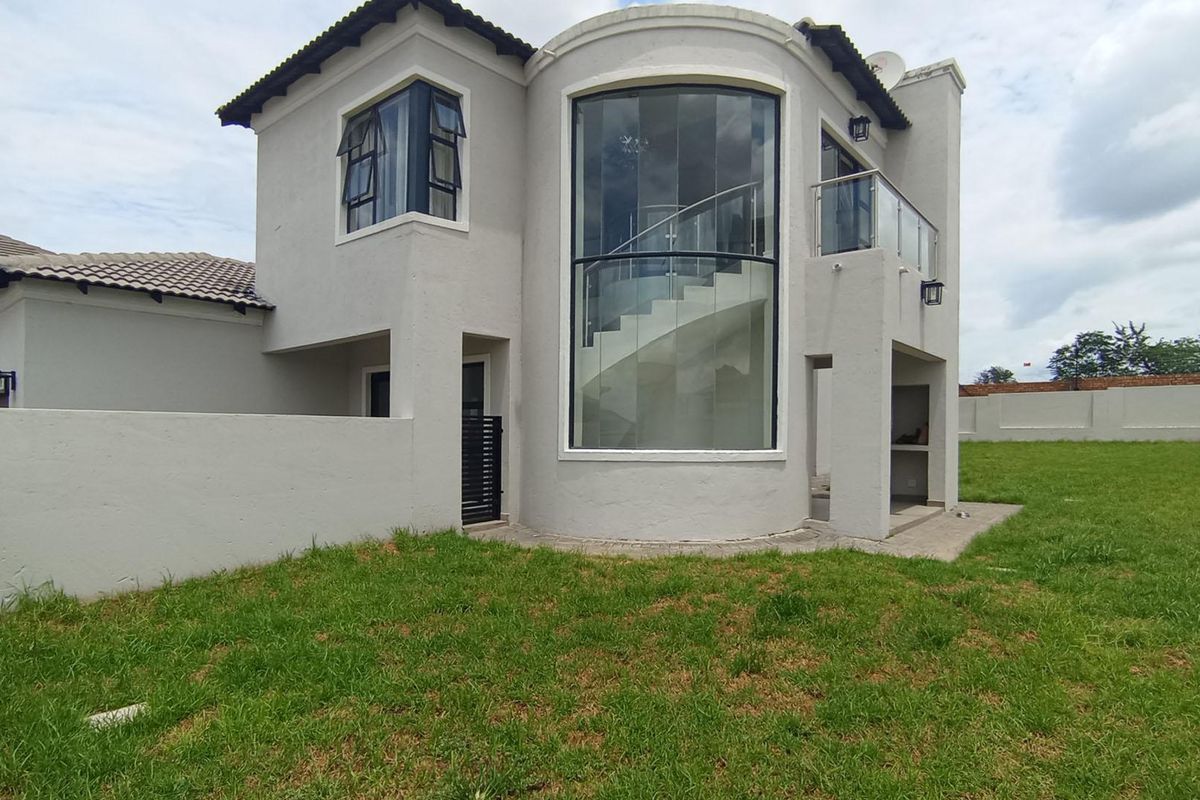 BLUE VALLEY GOLF ESTATE:  FAMILY HOME WITH 4 BEDROOMS ALL WITH EN-SUITE BATHROOMS - Photo 2