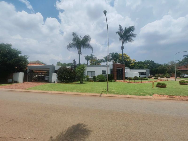 EXCLUSIVE MANDATE - BEAUTIFUL HOUSE IN VERY POPULAR AREA- ENTERTAINERS DREAM - Photo 3
