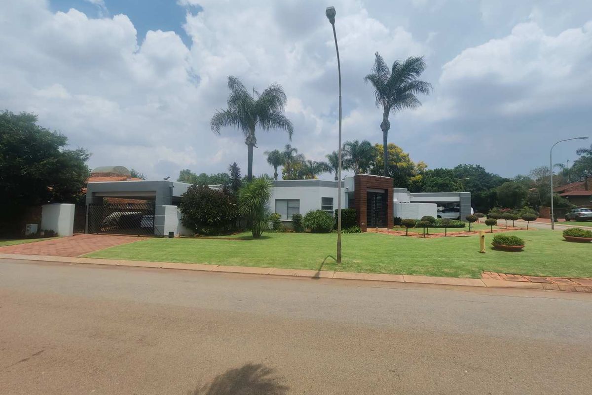 EXCLUSIVE MANDATE - BEAUTIFUL HOUSE IN VERY POPULAR AREA- ENTERTAINERS DREAM - Photo 3