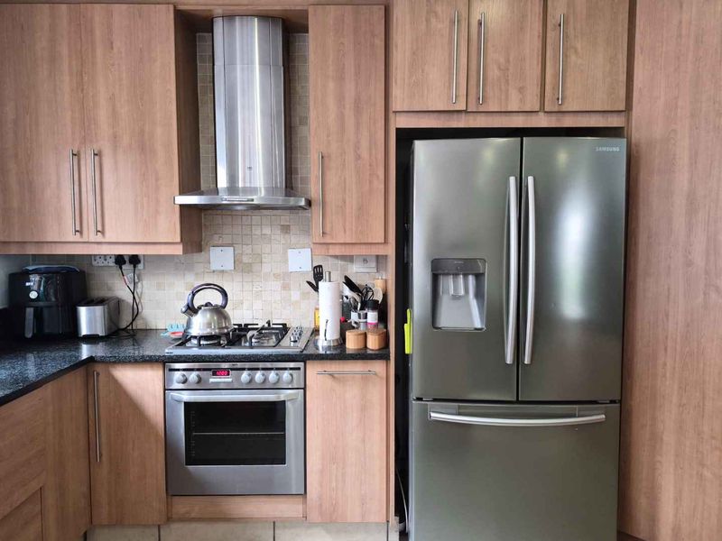 EXCLUSIVE HOME IN UPMARKET PET FRIENDLY COMPLEX (Small pets allowed) - Photo 2