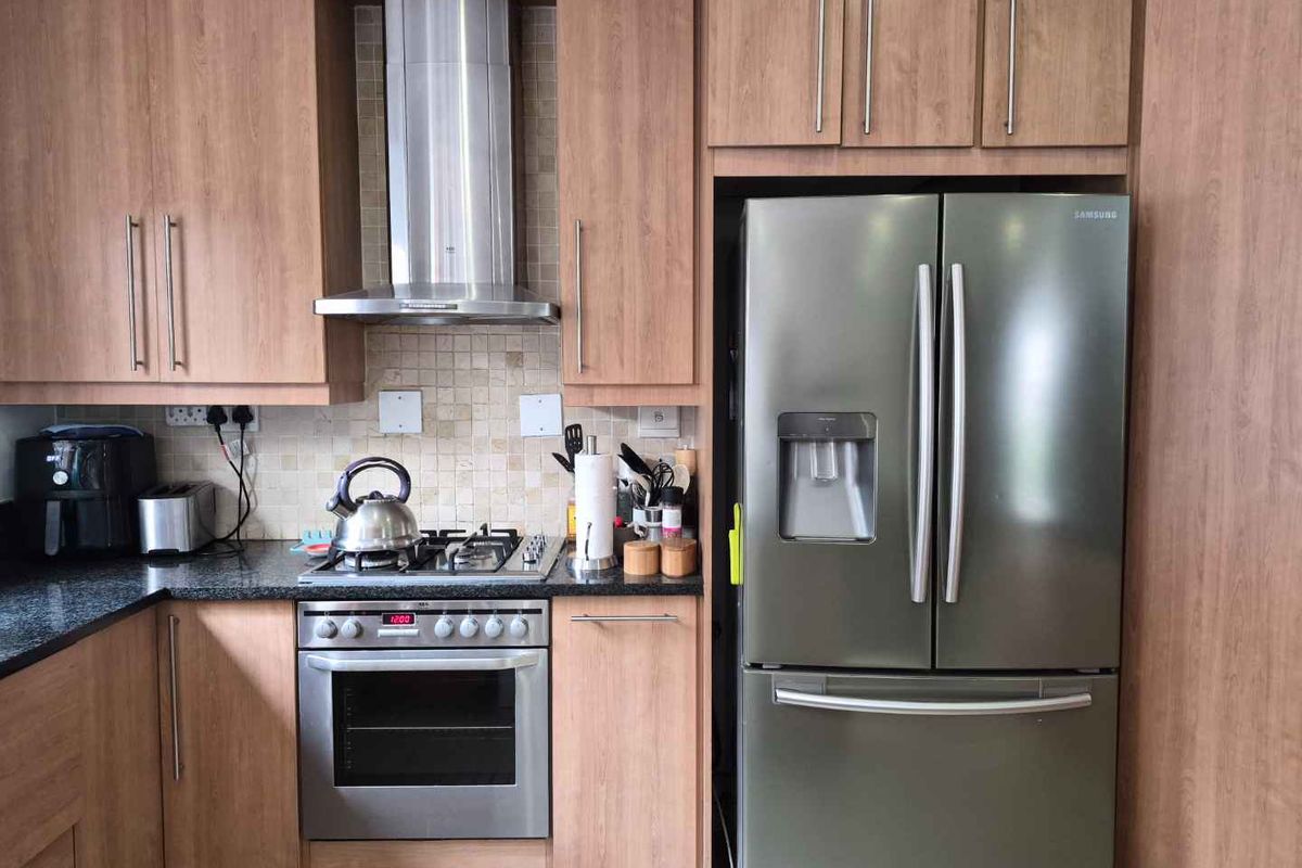 EXCLUSIVE HOME IN UPMARKET PET FRIENDLY COMPLEX (Small pets allowed) - Photo 2