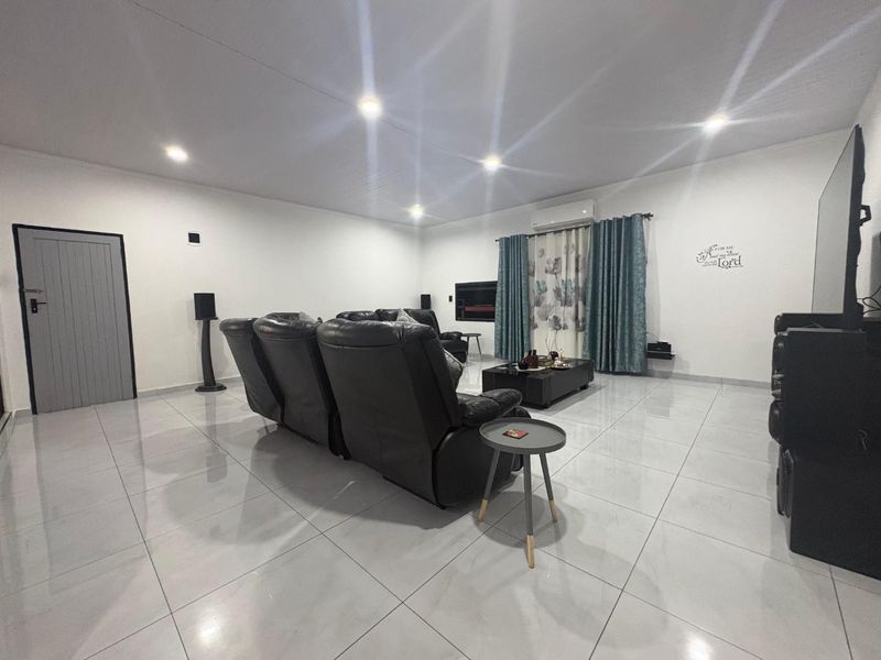 The Complete Modern Family Home with Two Bedroom Flatlet - Photo 4