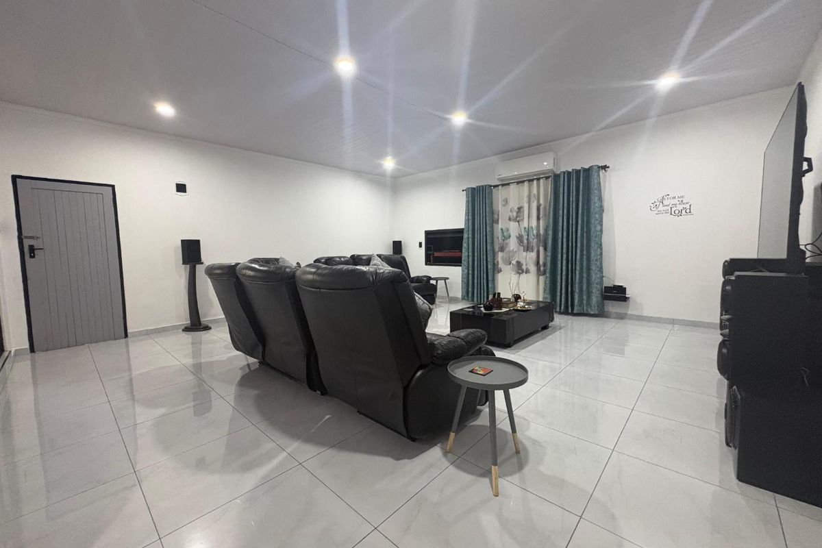 The Complete Modern Family Home with Two Bedroom Flatlet - Photo 4