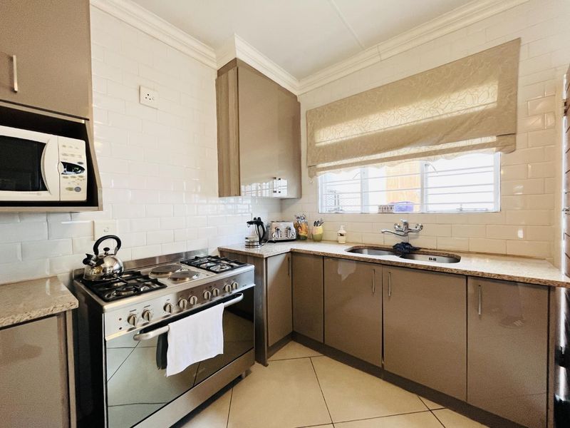 Modern 3 Bed townhouse in the most sought-after complex- Houndstooth - Photo 7