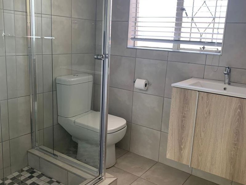 3-bedroom house in a well-established neighborhood - Photo 8