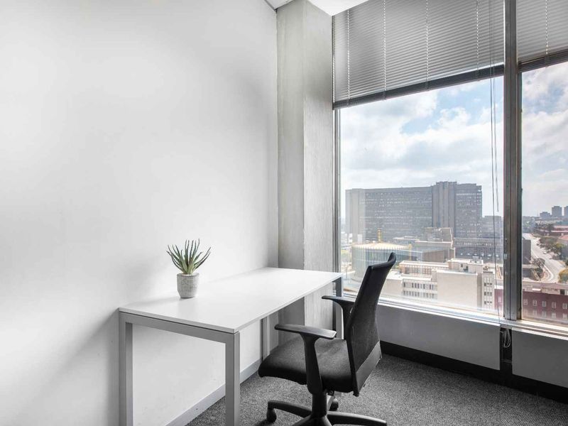 Private office space tailored to your business’ unique needs in Regus Braamfontein - Photo 2