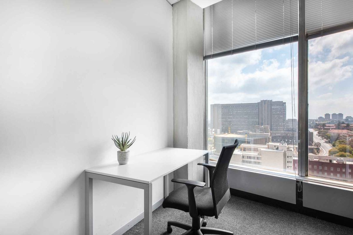 Private office space tailored to your business’ unique needs in Regus Braamfontein - Photo 2