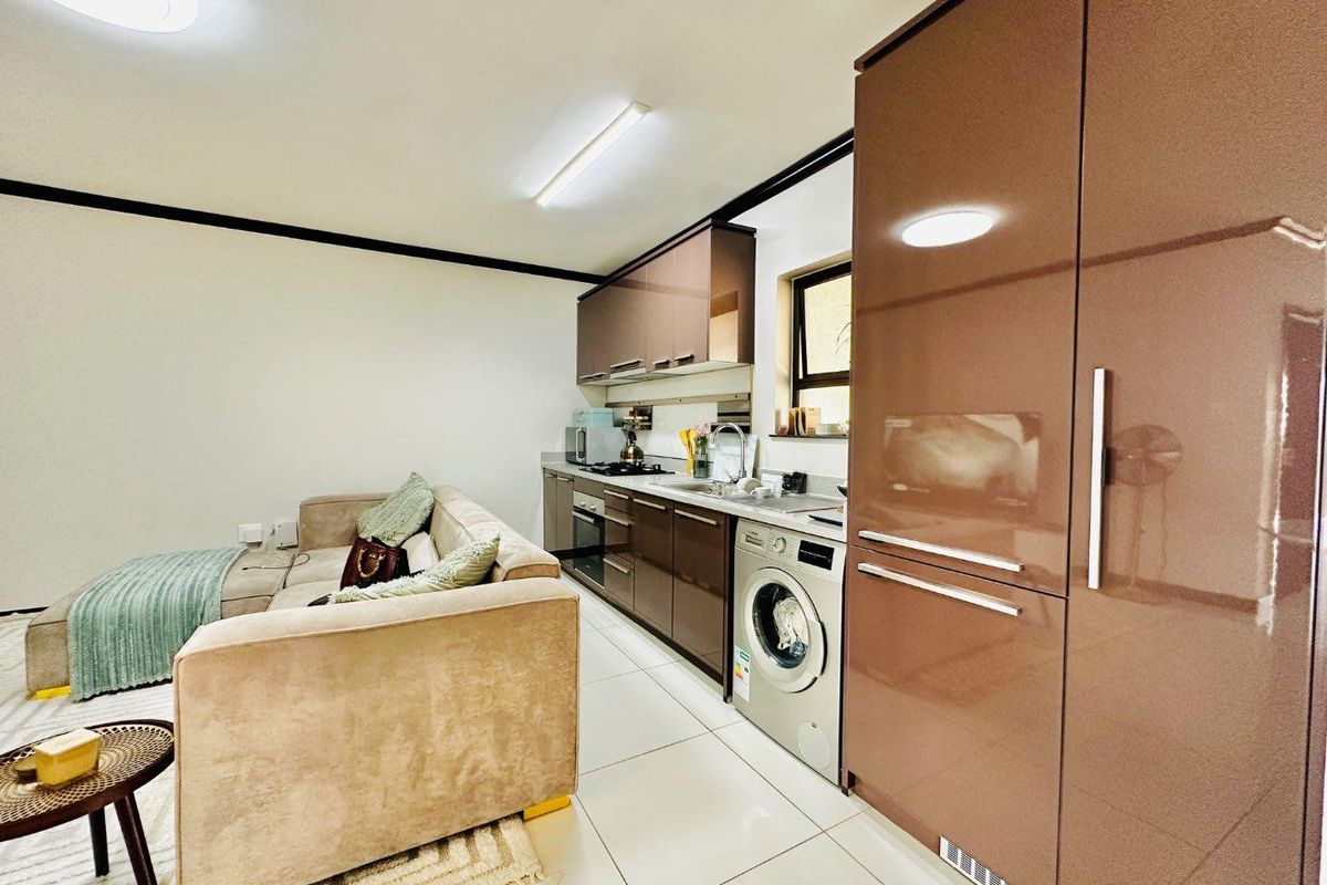 1 Bedroom Apartment in Fourways - Photo 3