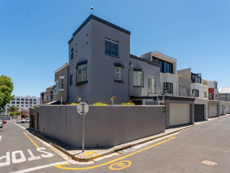 4 Bedroom House in Bantry Bay. - Photo 5