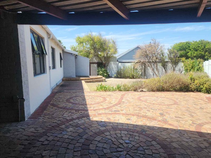 3 Bedroom Modern Family Home - Photo 2