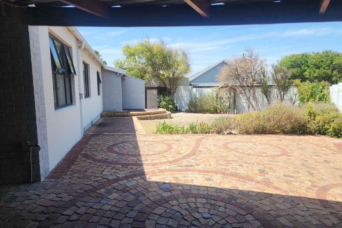 3 Bedroom Modern Family Home - Photo 2