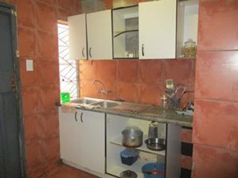 To Let - Photo 4