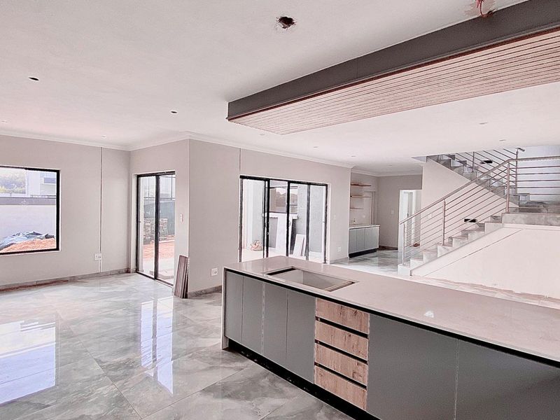 Newly Built Estate Home - Photo 7