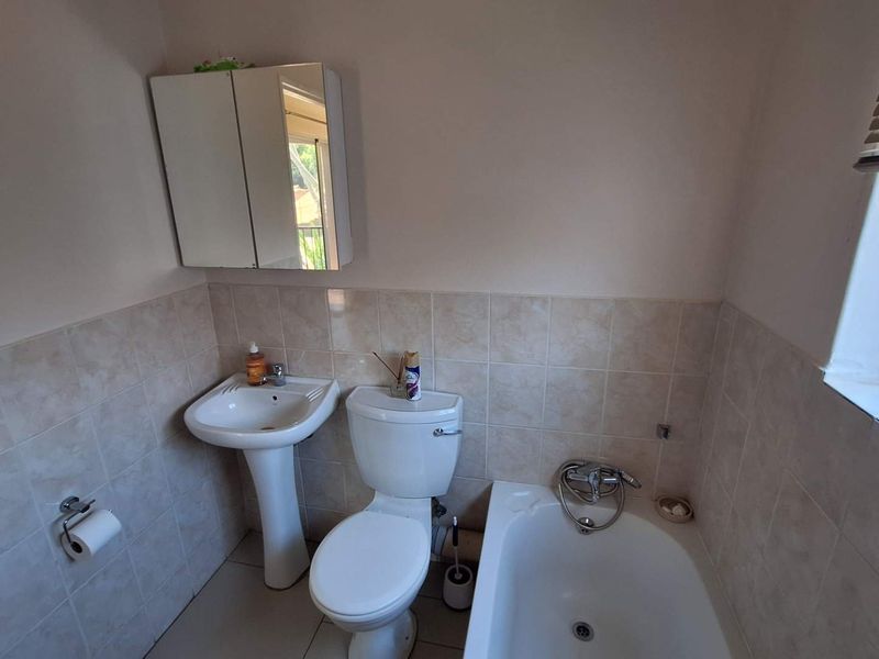 Lovely 2 Bedroom Apartment in Northcliff - Photo 7