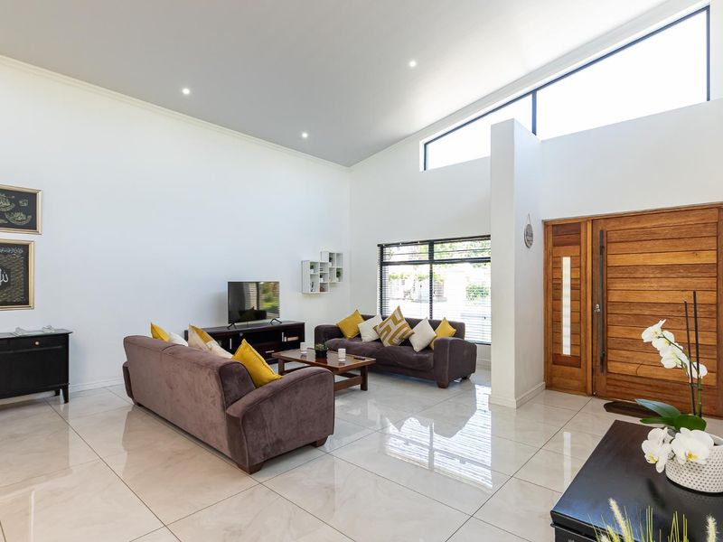 Modern Family Home with Double Volume Living and Separate 2-Bedroom Flatlet - Photo 4