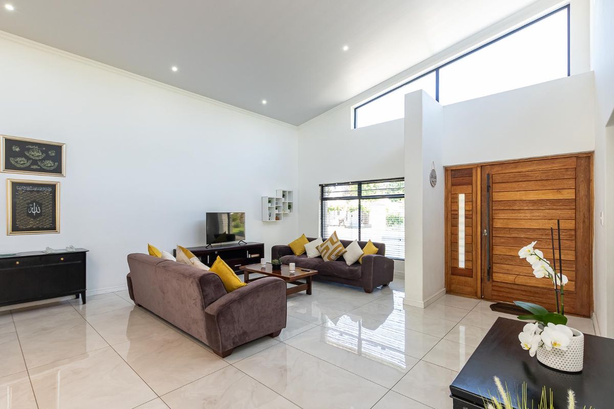 Modern Family Home with Double Volume Living and Separate 2-Bedroom Flatlet - Photo 4