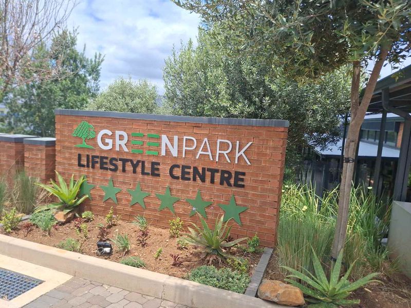 "Charming Studio with Pool & Gym: A Smart Investment!" - Photo 3