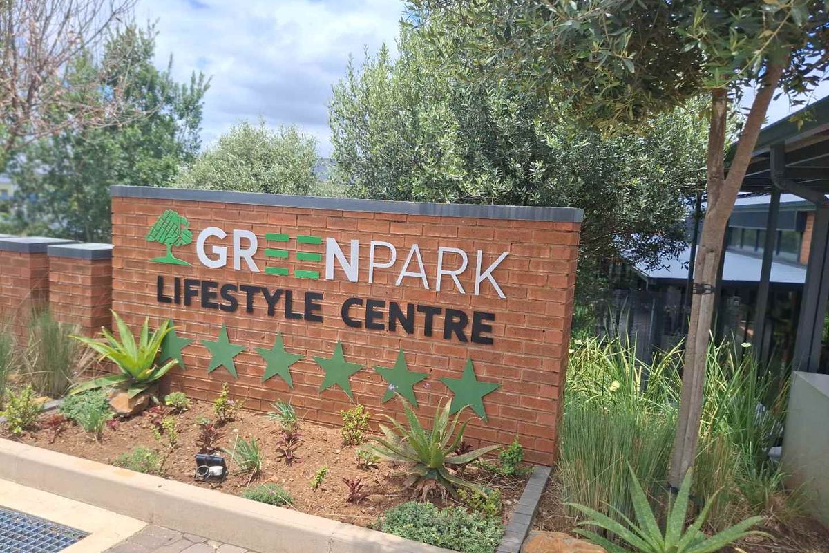 "Charming Studio with Pool & Gym: A Smart Investment!" - Photo 3