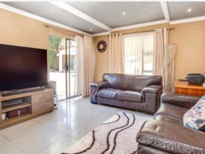 Modern Spacious Family Home with Cottage for sale - Photo 4