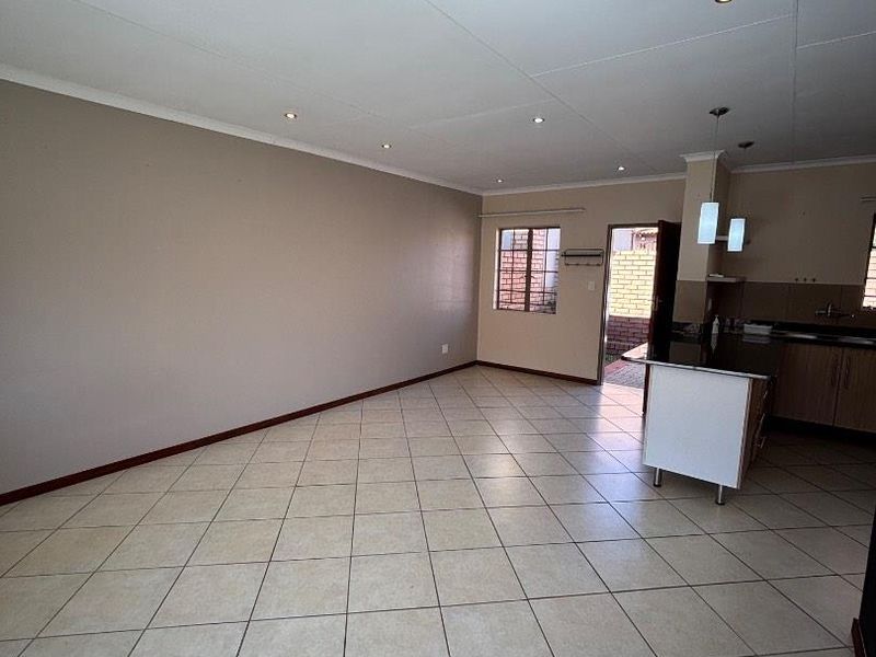 2 BEDROOM TOWNHOUSE IN MOOIKLOOF RIDGE ESTATE FOR SALE - Photo 6