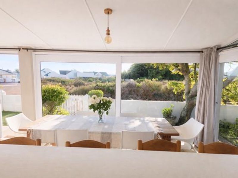 3-Bedroom Coastal Home – Beachside Living in a Secure Estate - Photo 4
