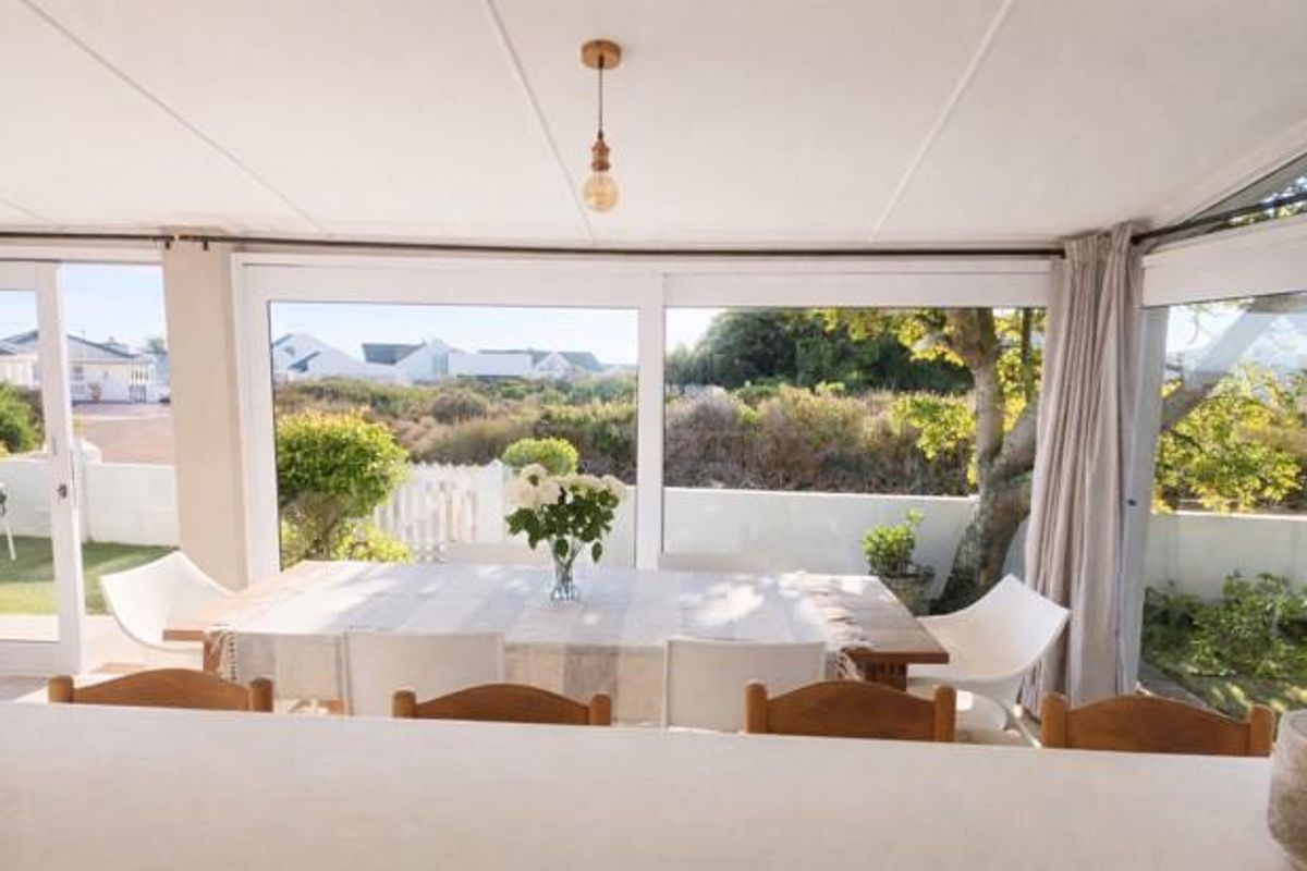 3-Bedroom Coastal Home – Beachside Living in a Secure Estate - Photo 4