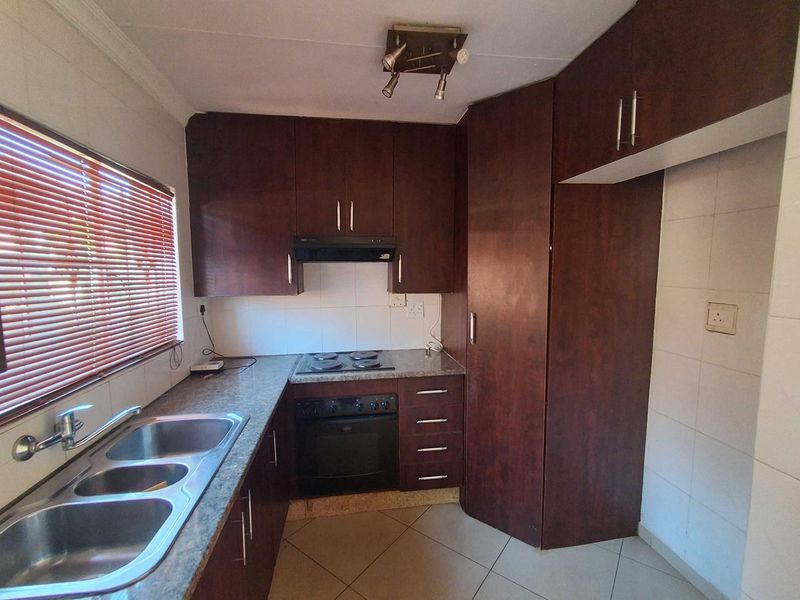 2 Bedroom House to Rent in The Orchards - Photo 3
