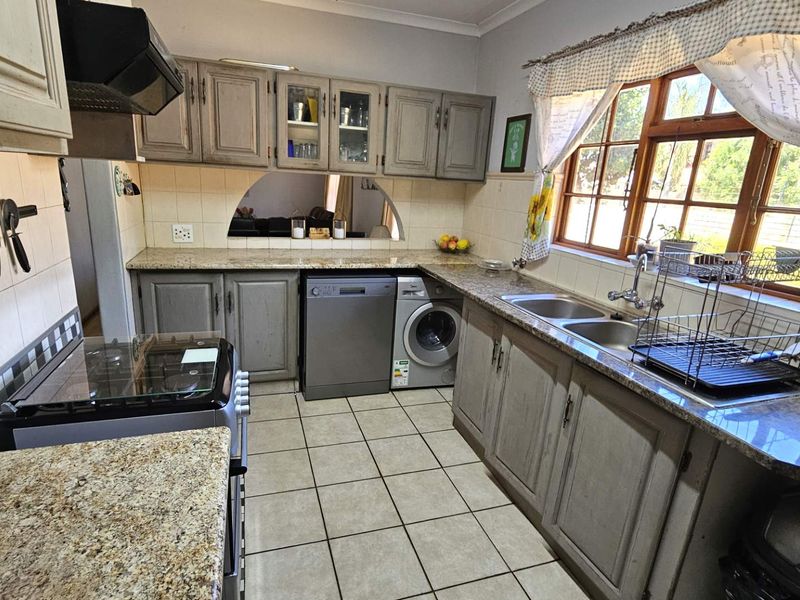 3 Bedroom Family Home in Montana Park - Photo 10