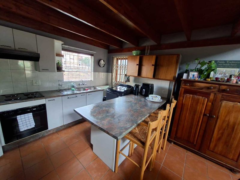 Charming Townhouse with Private Garden and Swimming Pool - Photo 8
