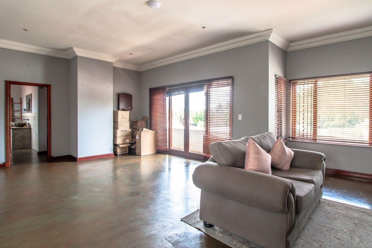 Gorgeous 3 Bedroom Home in Montebello Complex in Estate In Lakefield - Photo 3