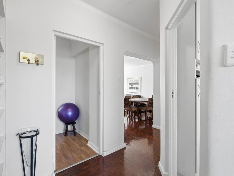 Sea Point Living: Balcony, Garage, and Great Potential - Photo 3