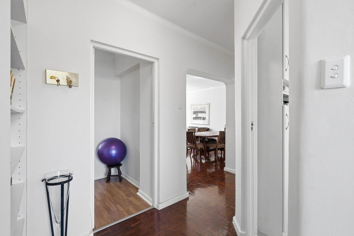 Sea Point Living: Balcony, Garage, and Great Potential - Photo 3