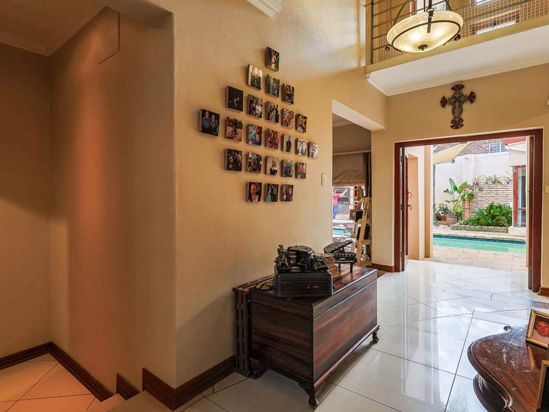 Elegant Family Living with Exceptional Entertaining Appeal in Constantia Glen - Photo 9