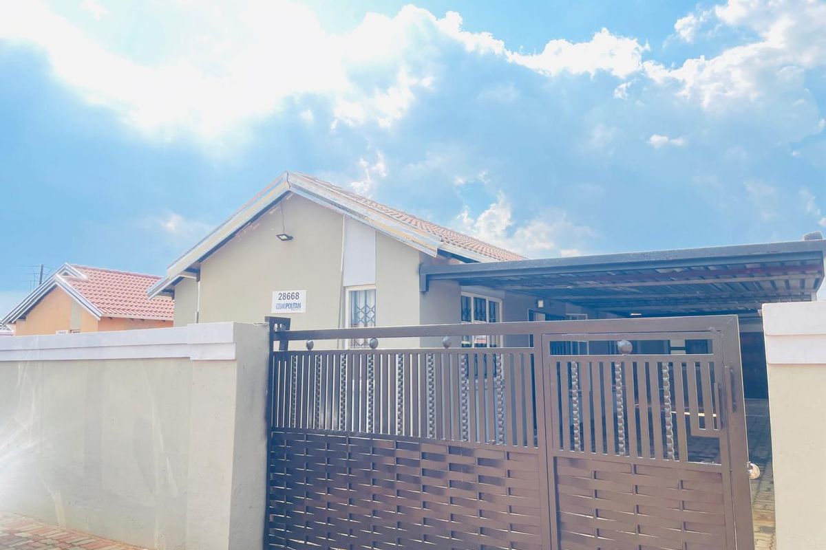 CHARMING NEAT 3 BEDROOM HOME WITH 3 OUTSIDE ROOMS!!! - Photo 4