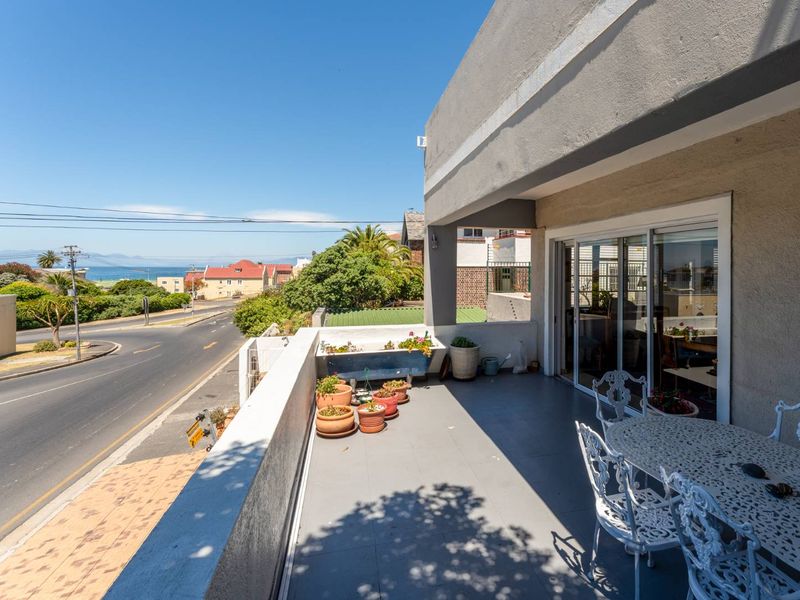 Stunning sea and mountain view apartment For Sale - Photo 10