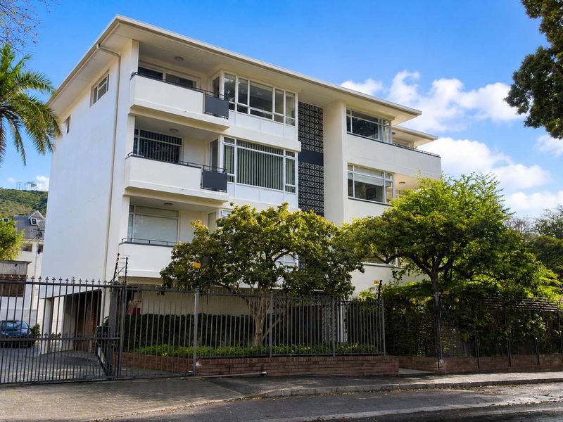 Secure Furnished Studio with Patio & Parking - Tamboerskloof - Photo 8